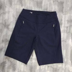 NWOT Cutter & Buck pull on Bermuda length golf shorts.
